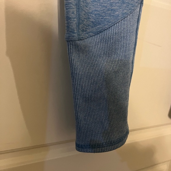 Alo Legging - Picture 2 of 3